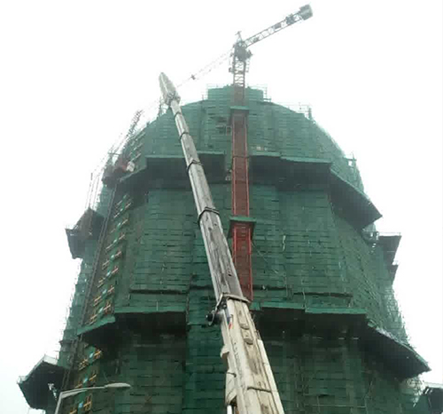 扎兰屯吊车在工地上作业